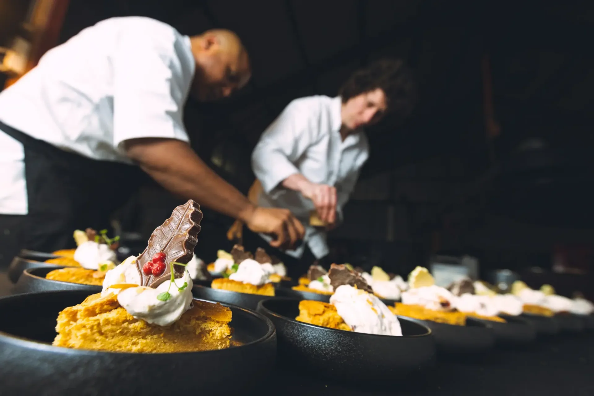 Het team maakt warme gerechten klaar