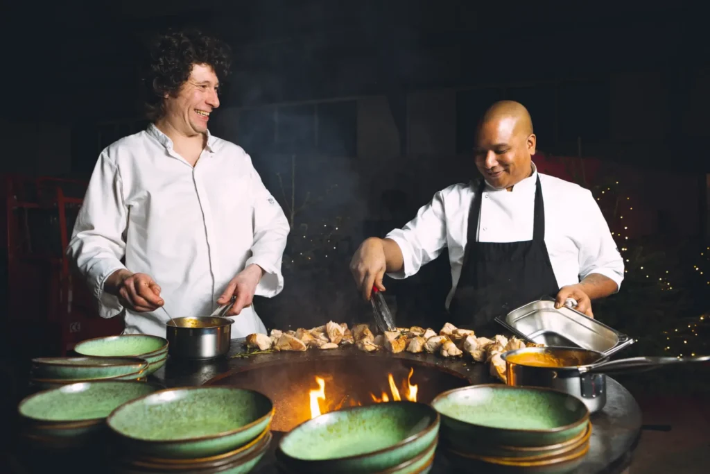 Twee chefs van Vuurenvork koken samen bij het vuur