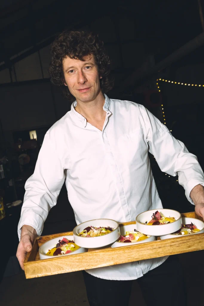 Tim Richter serveert gerechten aan zijn gasten