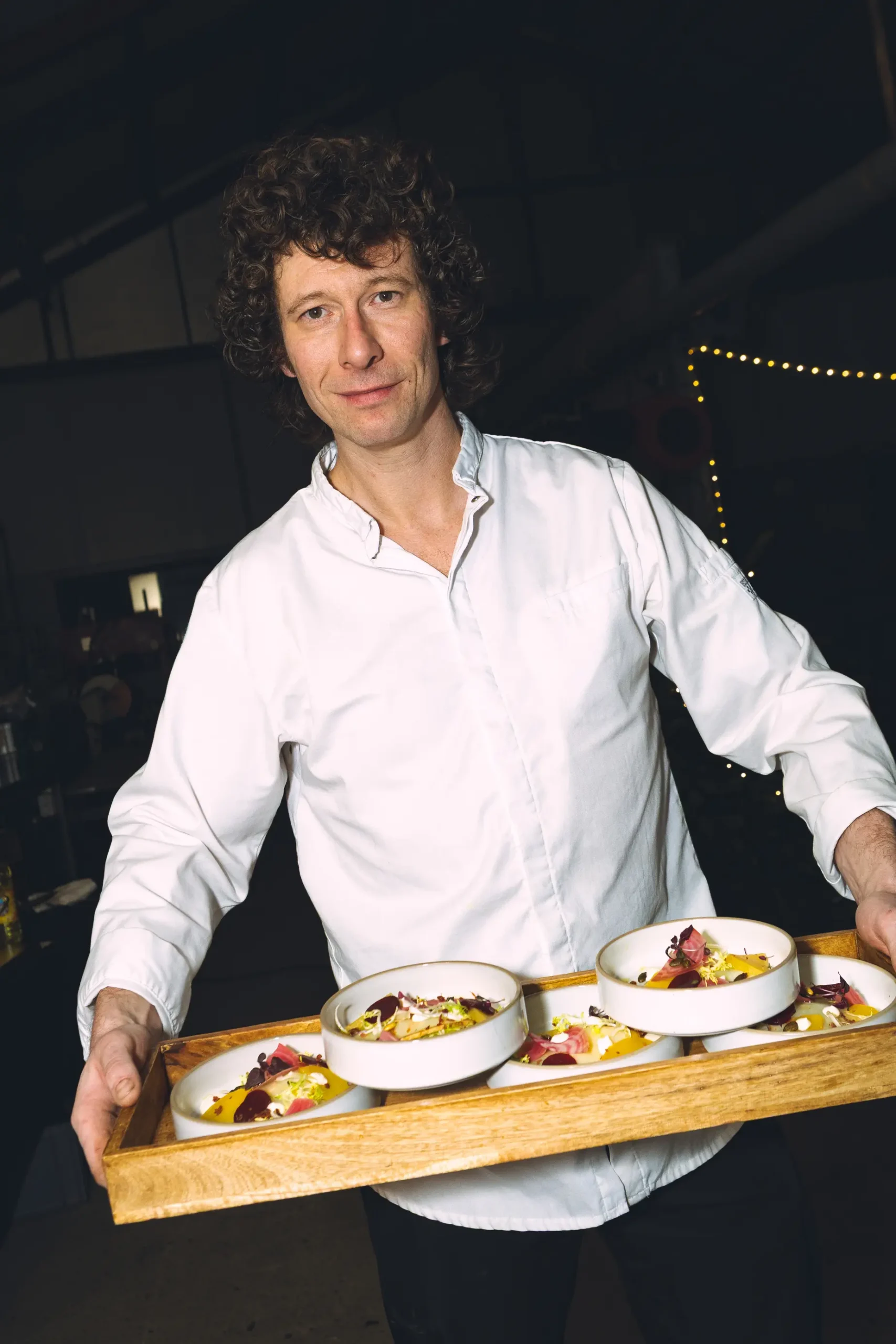 Tim Richter serveert gerechten aan zijn gasten