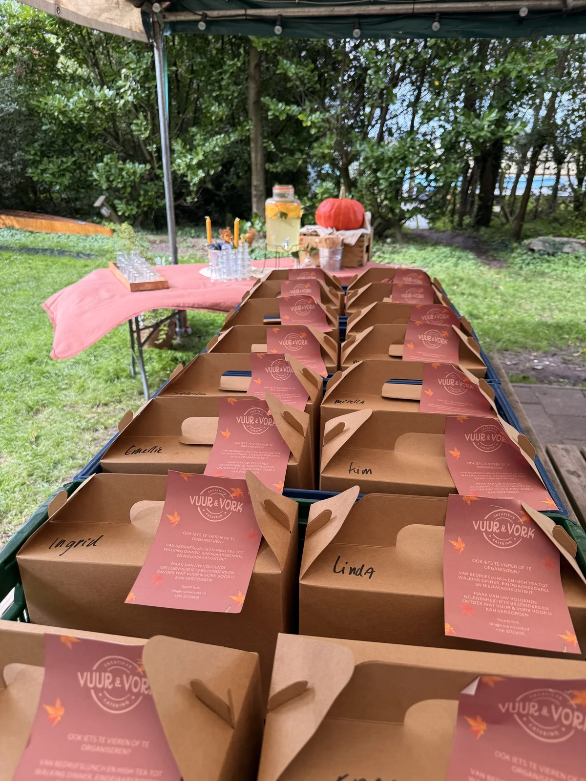 Lunchboxen klaar voor een lunch op locatie