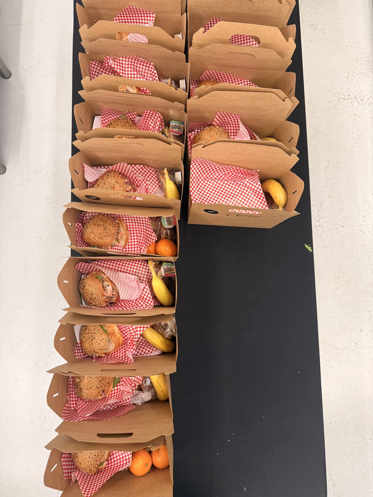 Lunchboxen met belegde broodjes en fruit