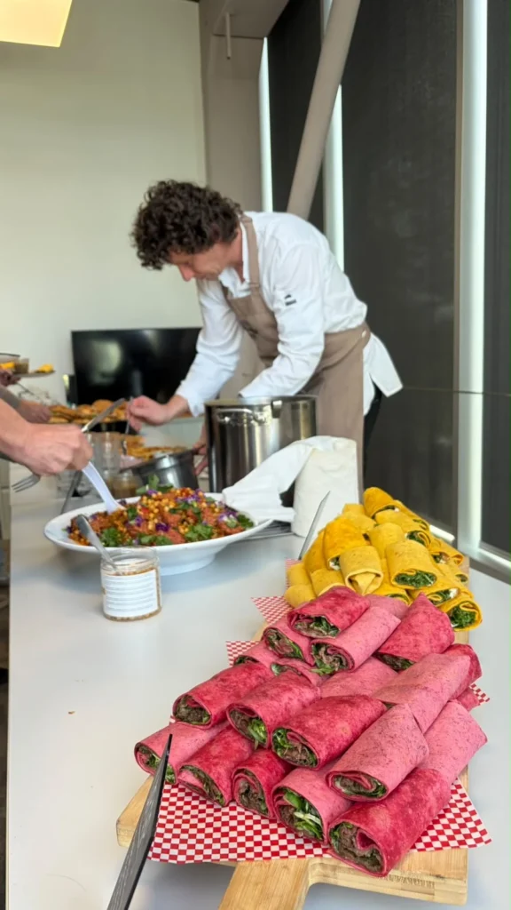 Tim verzorgt een lunchbuffet met kleurrijke wraps en salades