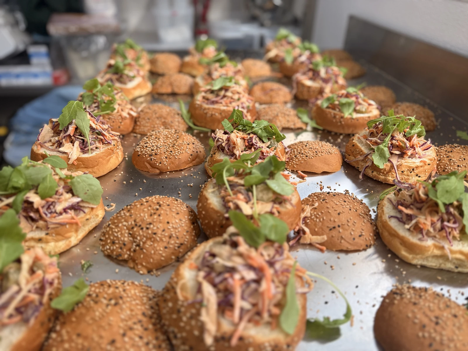 Vers belegde lunchbroodjes met salade en rucola